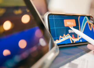 Trader che analizza opzioni su Bitcoin, Ethereum e forex su più mercati